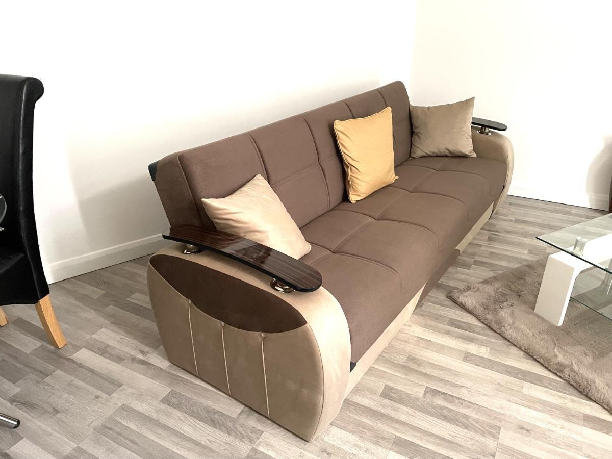 Deluxe 1-Bedroom Serviced Apartment Sleeps 4 For Short Or Long Stay Gillingham (Kent) Exterior photo
