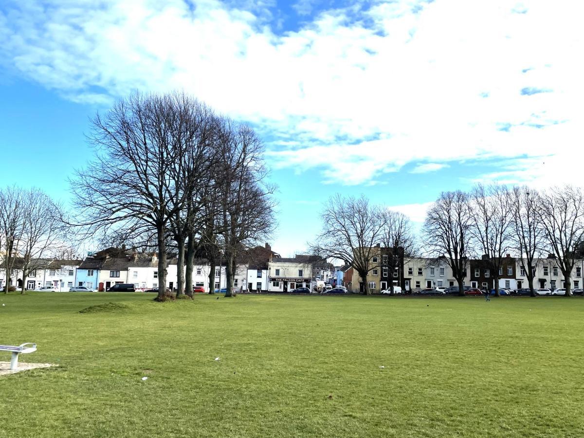 Deluxe 1-Bedroom Serviced Apartment Sleeps 4 For Short Or Long Stay Gillingham (Kent) Exterior photo
